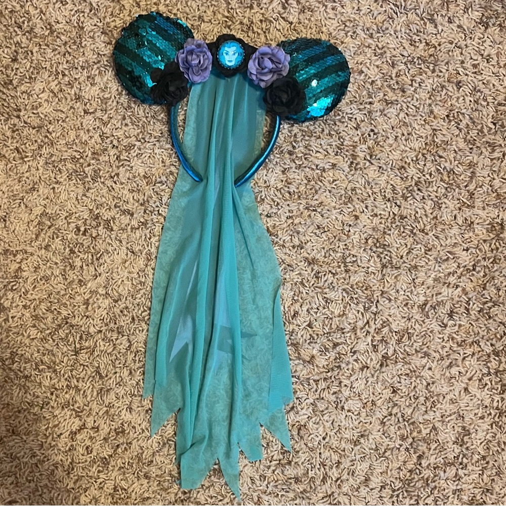 Disney Minnie Mouse, main attraction, Haunted Mansion, Mickey ears